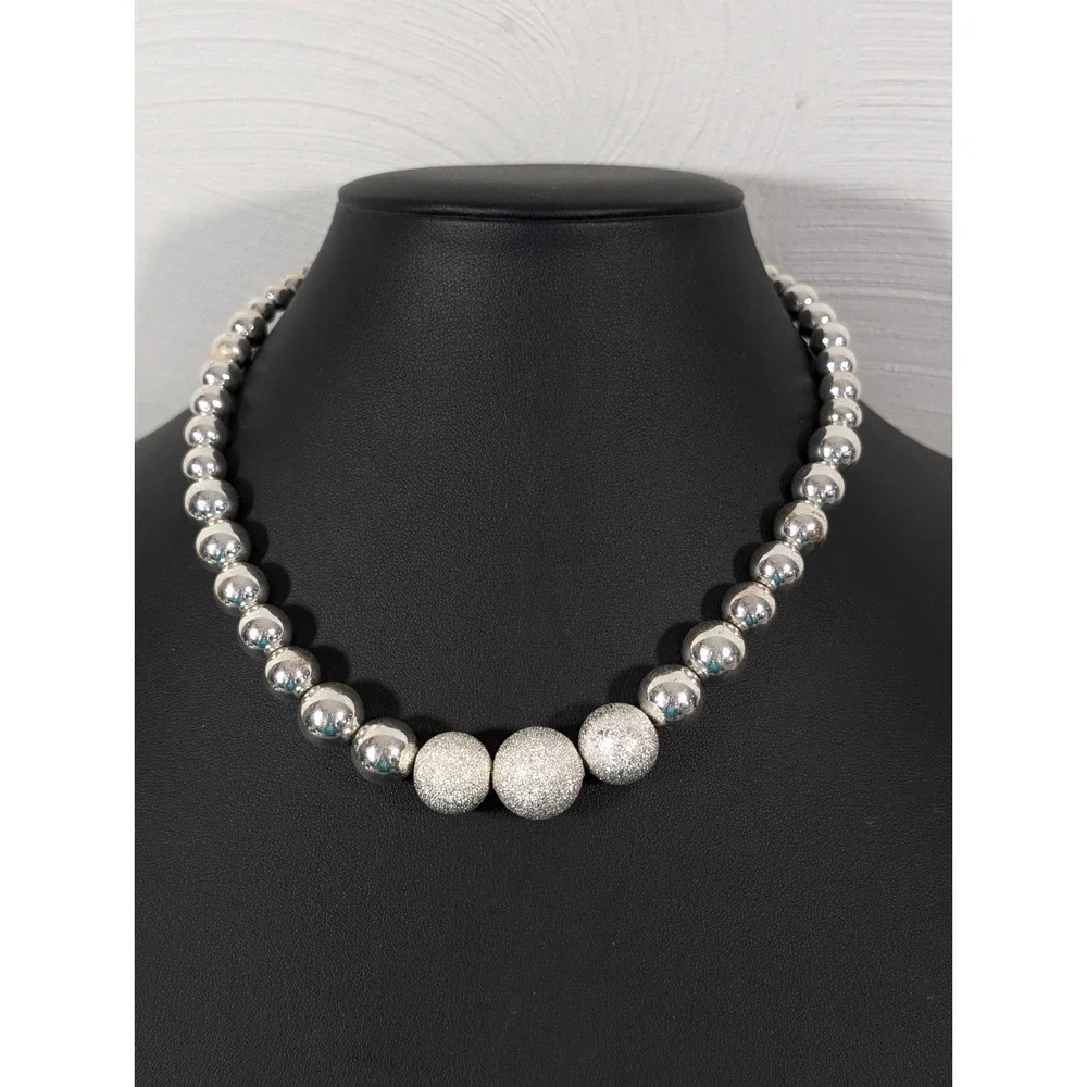 Silver Tone Textured Graduated Bead Necklace‎ Retro 19 in Elegant Lightweight